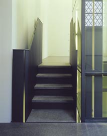 Treppe neben dem Aufzug