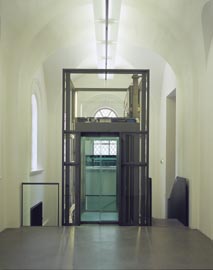 Aufzug im Seitentrakt