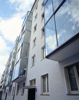 Schiebeverglasung an der Stra&szlig;enfassade